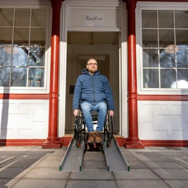 Telescopic ramp for disabled people