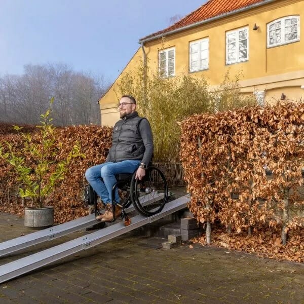 Telescopic ramp for disabled people